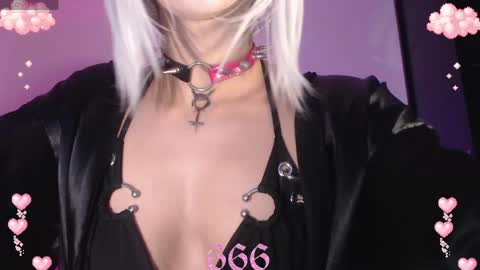 Snapshot of gothicute chatting on 04/23/26, 03:41 online show from 04/23/26, 03:41