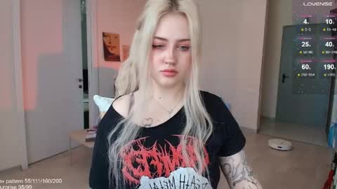 traumfrau Kira angel face devil eyes I SELL A LOT VIDEO IN GALLERY online show from 04/14/26, 10:54
