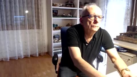 Snapshot of grandpach chatting on 02/21/25, 02:27 grandpach online show from 02/21/25, 02:27
