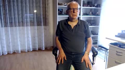 Snapshot of grandpach chatting on 02/24/25, 12:59 grandpach online show from 02/24/25, 12:59