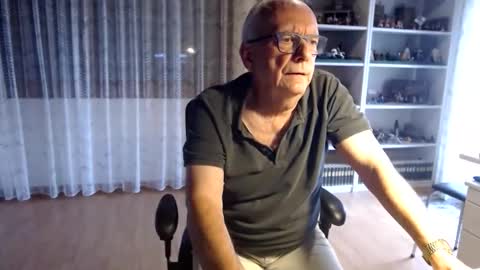 Snapshot of grandpach chatting on 10/11/25, 11:53 grandpach online show from 10/11/25, 11:53