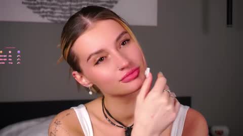 Snapshot of greengazon chatting on 11/17/25, 01:06 Kelly online show from 11/17/25, 01:06