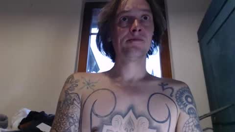 Snapshot of greenmoon88888 chatting on 11/02/25, 03:03 Greenmoon online show from 11/02/25, 03:03