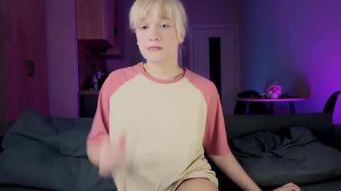 Snapshot of gregory_byyrd chatting on 10/19/25, 08:42 Greg-independent model online show from 10/19/25, 08:42