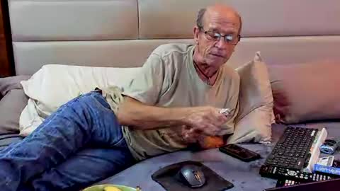 Snapshot of greyishere chatting on 02/19/25, 12:35 Grey. If viewing your cam I am more likely to stay if you show your face. online show from 02/19/25, 12:35