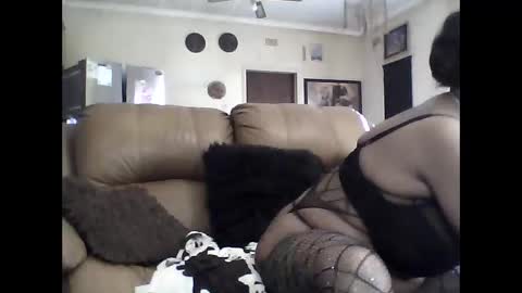 Snapshot of gucci_bx chatting on 11/16/25, 12:33 gucci-bx online show from 11/16/25, 12:33