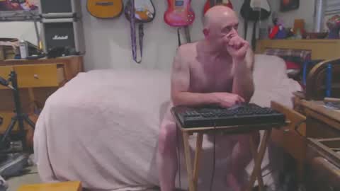 Snapshot of guitarsexgod chatting on 02/10/25, 02:05 Mario online show from 02/10/25, 02:05