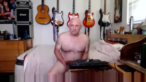 Snapshot of guitarsexgod chatting on 02/23/25, 07:07 Mario online show from 02/23/25, 07:07