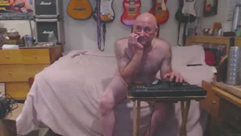 Snapshot of guitarsexgod chatting on 03/03/25, 04:58 Mario online show from 03/03/25, 04:58