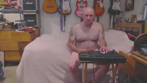 Snapshot of guitarsexgod chatting on 03/05/25, 10:44 Mario online show from 03/05/25, 10:44