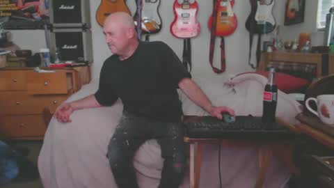 Snapshot of guitarsexgod chatting on 03/05/25, 08:00 Mario online show from 03/05/25, 08:00