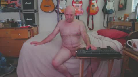 Snapshot of guitarsexgod chatting on 03/06/25, 07:21 Mario online show from 03/06/25, 07:21