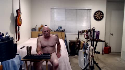 Snapshot of guitarsexgod chatting on 09/11/25, 10:59 Mario online show from 09/11/25, 10:59