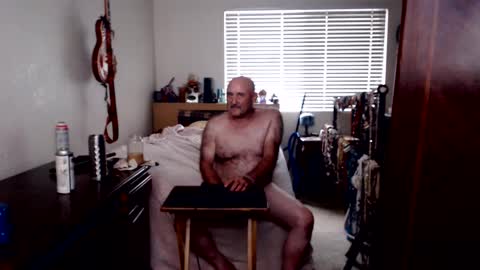 Snapshot of guitarsexgod chatting on 09/21/25, 08:54 Mario online show from 09/21/25, 08:54