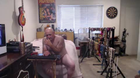 Snapshot of guitarsexgod chatting on 10/17/25, 06:54 Mario online show from 10/17/25, 06:54