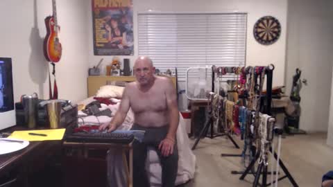 Snapshot of guitarsexgod chatting on 10/19/25, 03:51 Mario online show from 10/19/25, 03:51