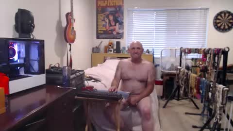 Snapshot of guitarsexgod chatting on 10/19/25, 03:56 Mario online show from 10/19/25, 03:56