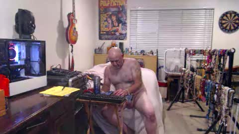 Snapshot of guitarsexgod chatting on 10/20/25, 04:02 Mario online show from 10/20/25, 04:02