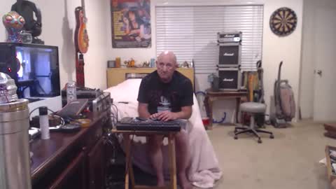 Snapshot of guitarsexgod chatting on 12/04/25, 10:57 Mario online show from 12/04/25, 10:57