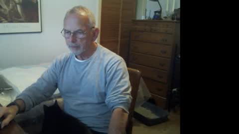 Snapshot of gulfcoast1952 chatting on 12/17/25, 02:23 Roy online show from 12/17/25, 02:23