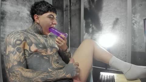 Snapshot of gury_tattoo chatting on 05/13/26, 11:11 Gury online show from 05/13/26, 11:11