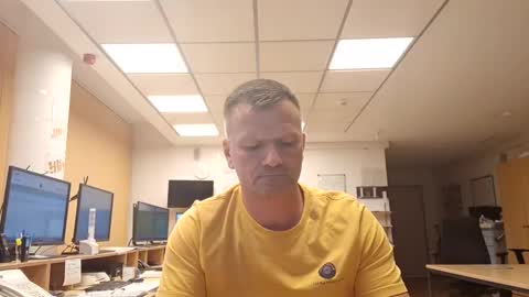 Snapshot of guschidick chatting on 10/17/25, 04:20 guschidick online show from 10/17/25, 04:20