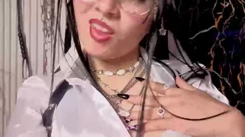 Snapshot of guxplo_ chatting on 09/21/25, 01:46 Miss online show from 09/21/25, 01:46