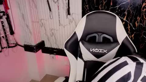 Snapshot of guxplo_ chatting on 10/29/25, 04:09 Miss online show from 10/29/25, 04:09