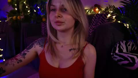 Snapshot of gwenhilton chatting on 02/18/25, 06:48 gwenhilton online show from 02/18/25, 06:48