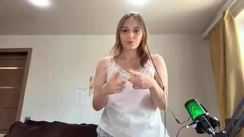 Snapshot of gwenndimsdale chatting on 06/23/26, 05:27 Eva online show from 06/23/26, 05:27