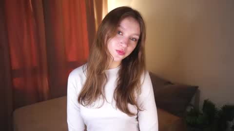 Snapshot of gwennielove chatting on 06/24/26, 03:44 Molly online show from 06/24/26, 03:44