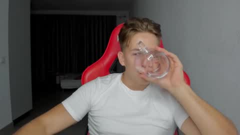 Snapshot of gym_alpha chatting on 10/22/25, 08:41 Oliver online show from 10/22/25, 08:41