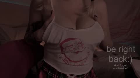 Snapshot of h2h0e chatting on 12/18/25, 09:54 Lana online show from 12/18/25, 09:54