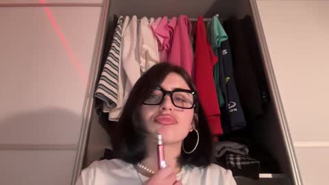 Snapshot of h3l9a_pataki chatting on 04/05/26, 03:42 Helga online show from 04/05/26, 03:42
