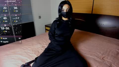 Snapshot of habibi_moon chatting on 01/04/25, 11:43 Linda online show from 01/04/25, 11:43