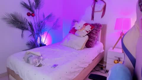 Hadid online show from 12/17/25, 10:38