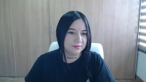 Snapshot of hailey_rosss chatting on 05/18/26, 02:12 Hailey online show from 05/18/26, 02:12