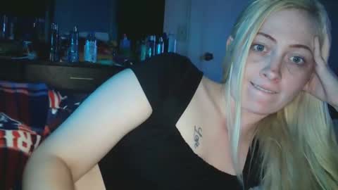 Hailey and d online show from 11/03/25, 06:14