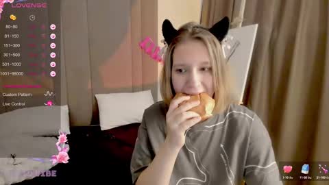 Snapshot of haileyfoxy chatting on 03/01/25, 06:13 Hailey online show from 03/01/25, 06:13