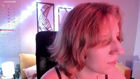 Snapshot of haileyfoxy chatting on 10/25/25, 09:06 Hailey online show from 10/25/25, 09:06