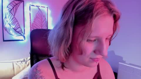 Snapshot of haileyfoxy chatting on 11/15/25, 09:28 Hailey online show from 11/15/25, 09:28