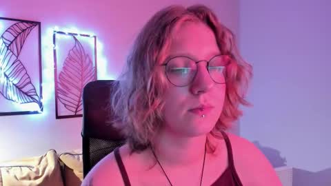 Snapshot of haileyfoxy chatting on 11/18/25, 08:52 Hailey online show from 11/18/25, 08:52