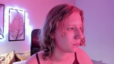 Snapshot of haileyfoxy chatting on 11/20/25, 09:09 Hailey online show from 11/20/25, 09:09