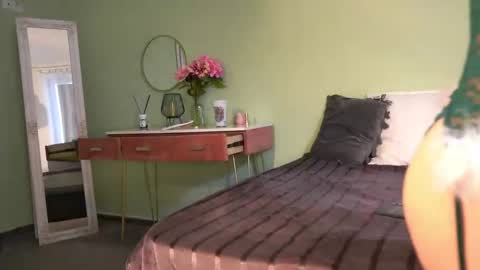 Hailey online show from 02/17/25, 08:19