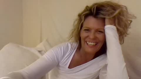 Hailey online show from 01/11/25, 04:06