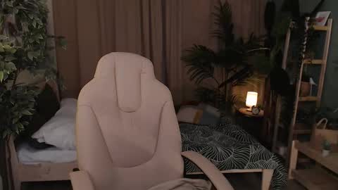 Snapshot of halle_berrry chatting on 11/13/25, 02:05 Mary online show from 11/13/25, 02:05