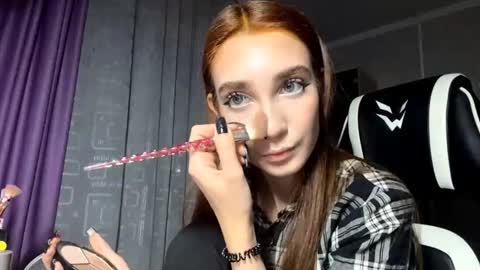 Snapshot of halliemcanaw chatting on 11/14/25, 06:06 Holly online show from 11/14/25, 06:06