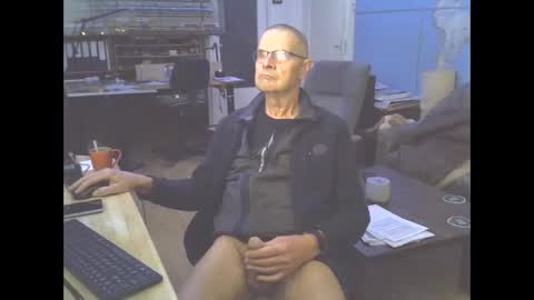 Snapshot of hamto65 chatting on 12/19/24, 09:17 Prefer men 80 online show from 12/19/24, 09:17