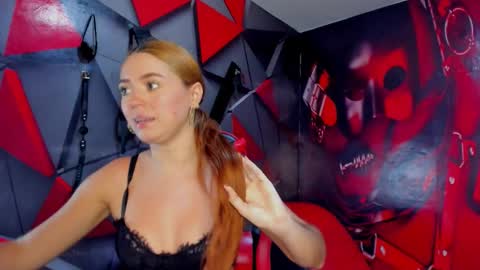 Snapshot of hana_and_zeta chatting on 12/19/25, 12:45 Hana and Zeta online show from 12/19/25, 12:45