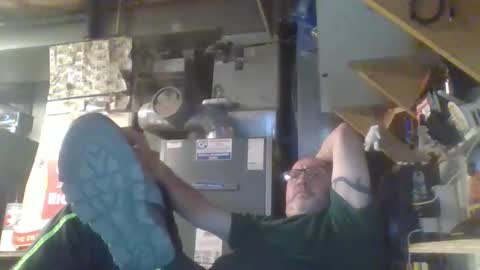 Snapshot of handiemanhere chatting on 11/11/25, 02:06 naked man online show from 11/11/25, 02:06